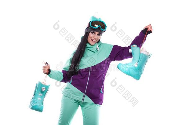 年幼的漂亮的女人采用紫色的滑雪戏装和滑雪眼镜拿住balls球