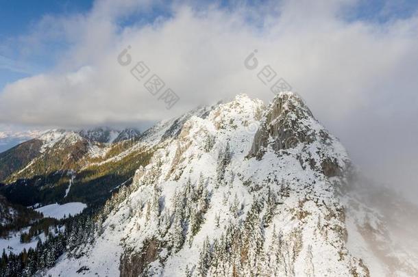 第一雪掩蔽物山顶.