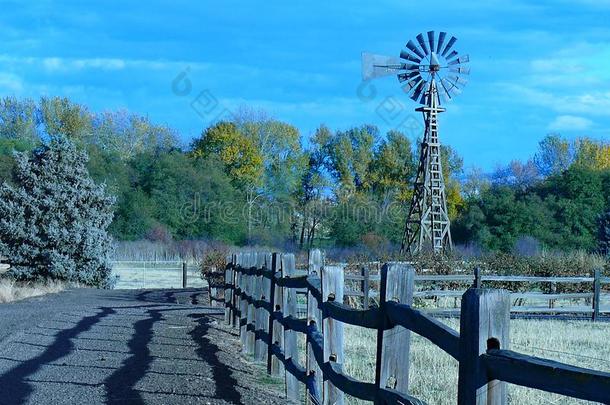 老的-时间风车仍有用的向农场