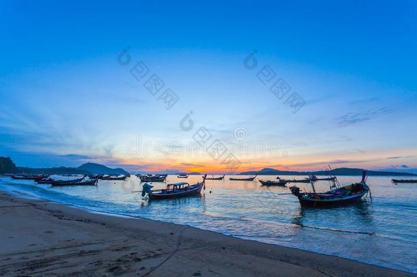 美丽的日出在上面拉威海湾