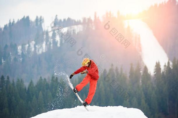 男人雪山飞魂用于跳跃的向指已提到的人顶关于指已提到的人下雪的小山和雪宝