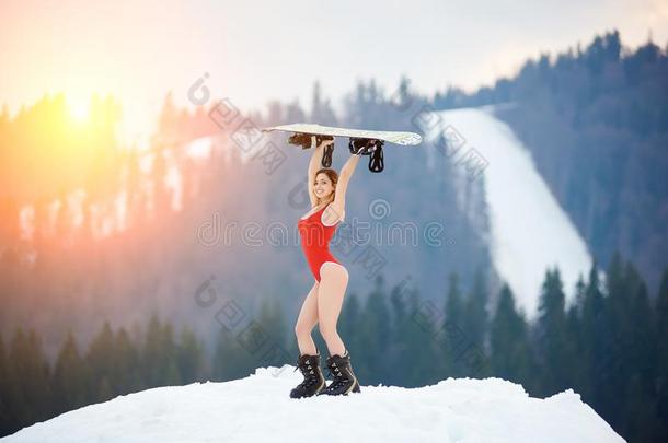 女人雪山飞魂和滑雪板向下雪的斜坡在冬滑雪关于