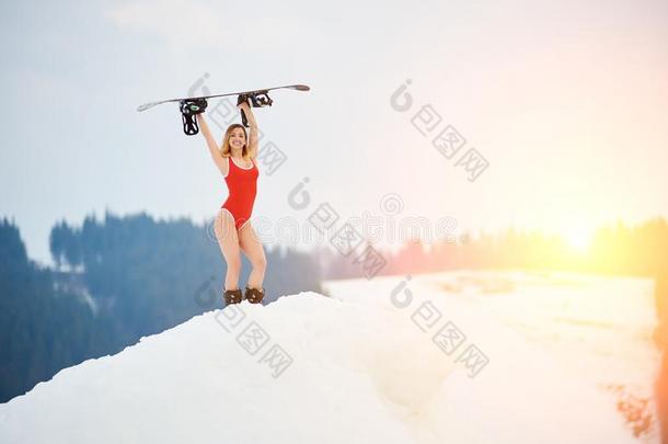 女人雪山飞魂和滑雪板向下雪的斜坡在冬滑雪关于