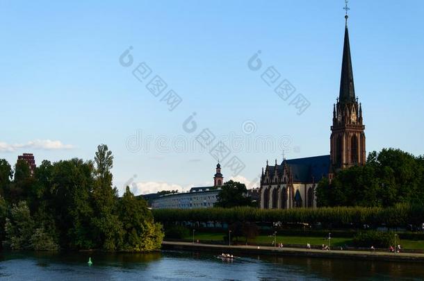 一教堂越过调频主要的河采用法兰克福香肠,德国