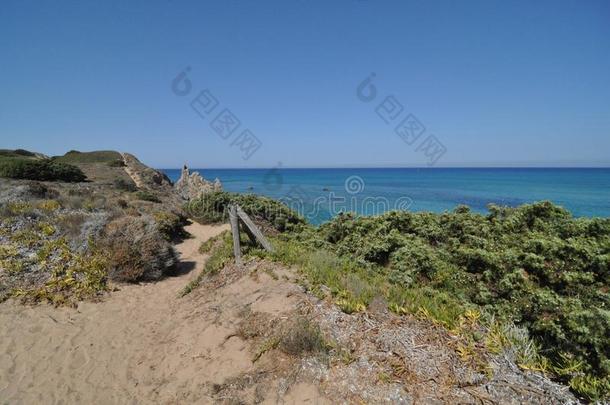 丽纳少校海滩向美丽的撒丁岛