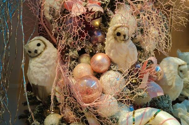 圣诞节树<strong>装饰</strong>和<strong>猫头</strong>鹰玩具和粉红色的杂乱