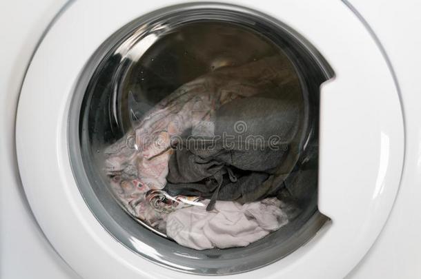 洗涤机器是（be的三单形式洗涤衣服