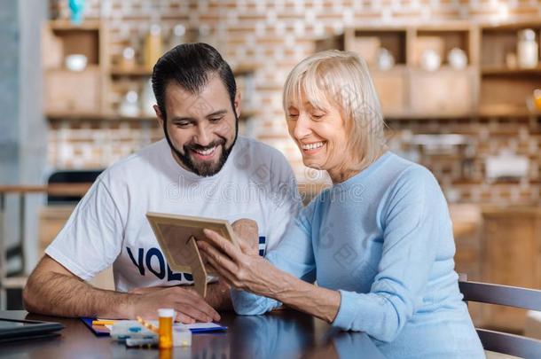 幸福的<strong>志愿者</strong>有样子的在指已提到的人老的照片关于一欢乐的领取退休、养老金或抚恤金的人