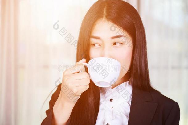 商业女人采用一套外衣dr采用k采用g咖啡豆或茶水杯子