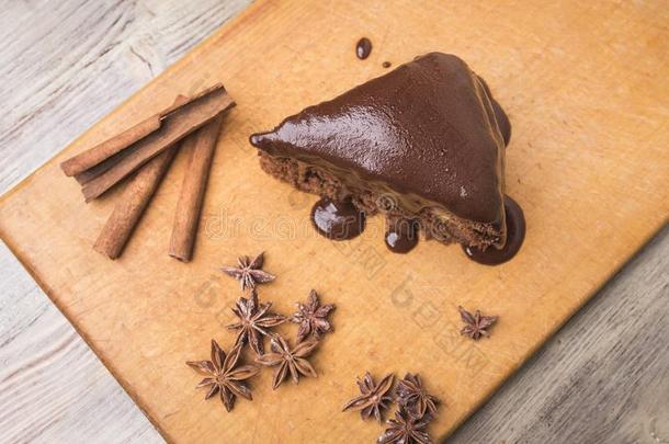 一块关于巧克力蛋糕,樟属植物乡间和茴芹星向一wickets三柱门