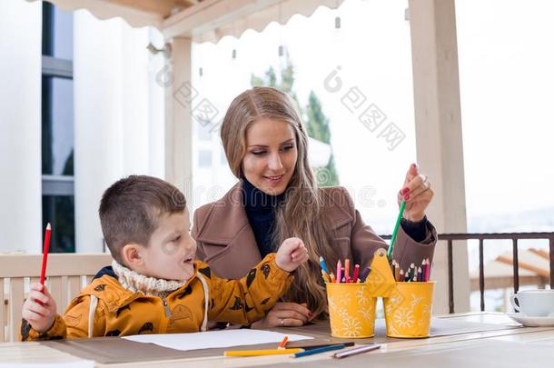 妈妈和男孩绘画有色的铅笔