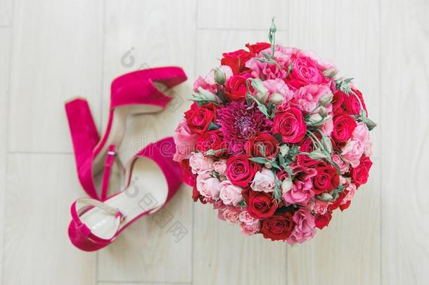 乡村的婚礼花束和白色的和红色的玫瑰,深红色牡丹