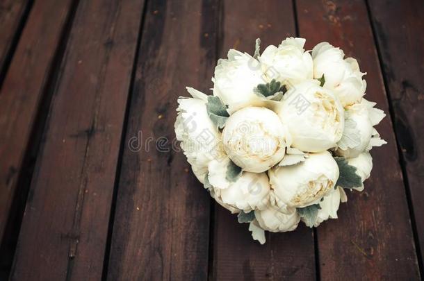 婚礼花束关于白色的牡丹向一木制的b一ckground.婚礼