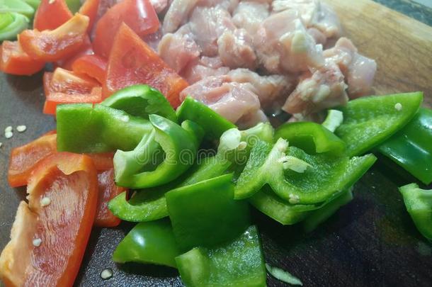 将切成小方块猪肉和绿色的胡椒和红色的胡椒