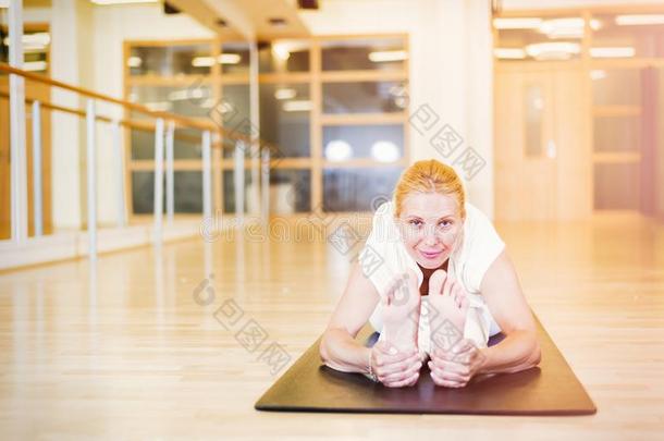 女人开业的瑜伽一次采用帕西莫塔纳萨纳就座的<strong>福娃</strong>