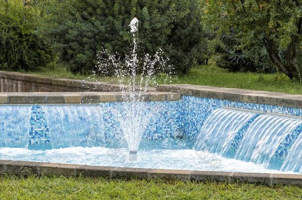 一可爱的人造喷泉和小的瀑布和蓝色瓦片向一应力