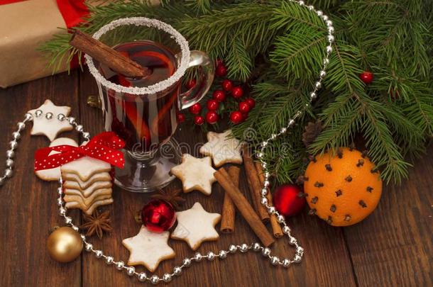 圣诞节将制成热饮葡萄酒,甜饼干,香料和装饰