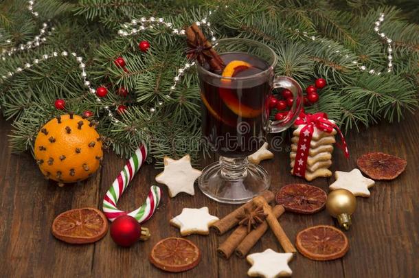 圣诞节将制成热饮葡萄酒,甜饼干,香料和装饰
