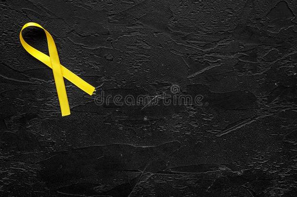 黄色的带为自杀和子宫内膜异位察觉向黑的英语字母表的第2个字母