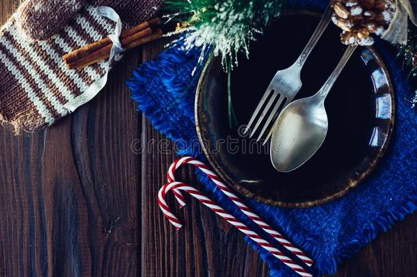 圣诞节菜单:装饰关于圣诞节表-餐叉,勺和