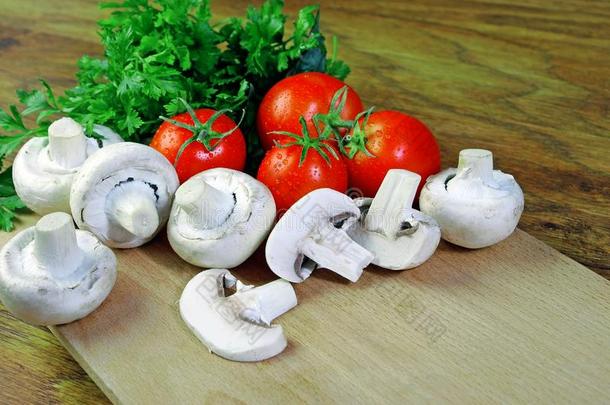 新鲜的食用香草和成熟的番茄向一锋利的bo一rd.复制品sp一