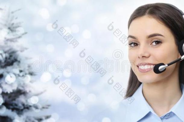 圣诞节<strong>主题</strong>女人和戴在头上的耳机或听筒<strong>微</strong>笑的隔离的向圣诞节