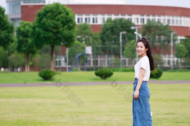 亚洲人中国人大学学生美好采用校园<strong>学校操场</strong>