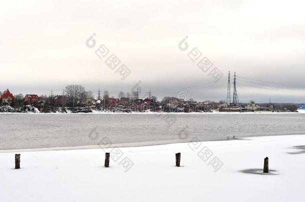 看法关于涅瓦河河在冬云一天.
