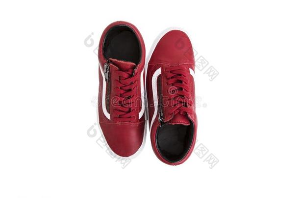 时尚鞋子和鞋子tring.红色的橡皮底帆布鞋和鞋带向白色的