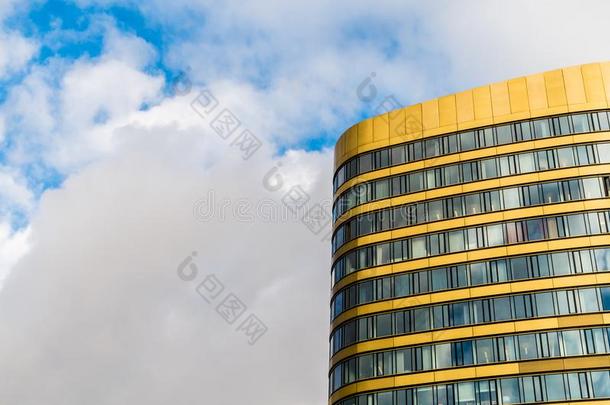 窗和<strong>金色</strong>的建筑物的正面关于摩天大<strong>楼</strong>商业办公室反对
