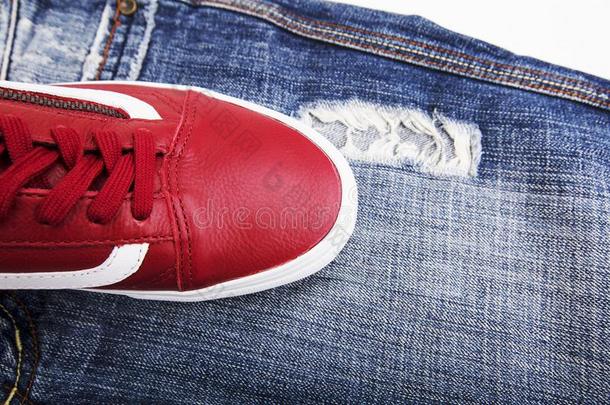 时尚鞋子和鞋子.红色的旅游鞋和蕾丝和牛仔裤向一
