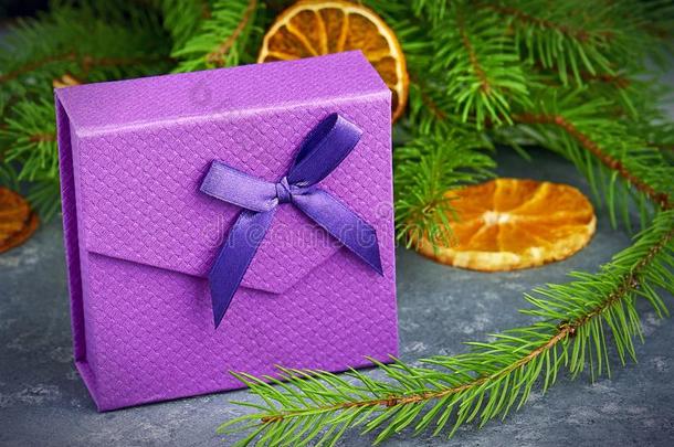 <strong>圣诞节</strong>作品.<strong>紫色</strong>的赠品盒和一<strong>紫色</strong>的弓向一Greece希腊