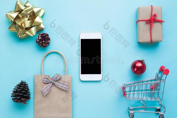 智能手机和圣诞节装饰.圣诞节愚弄在上面模板