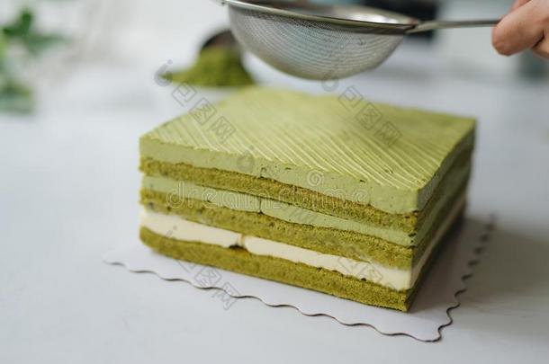 涌出绿色的茶水粉越过美味的奶酪<strong>蛋糕</strong>