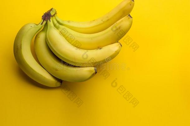 美味的<strong>新鲜</strong>的成熟的<strong>香蕉</strong>向<strong>黄</strong>色的背景和复制品空间