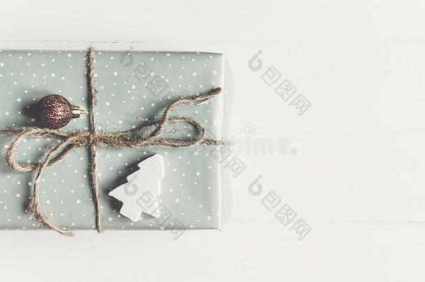 现代的圣诞节有包装的现在的和装饰和树向白色的
