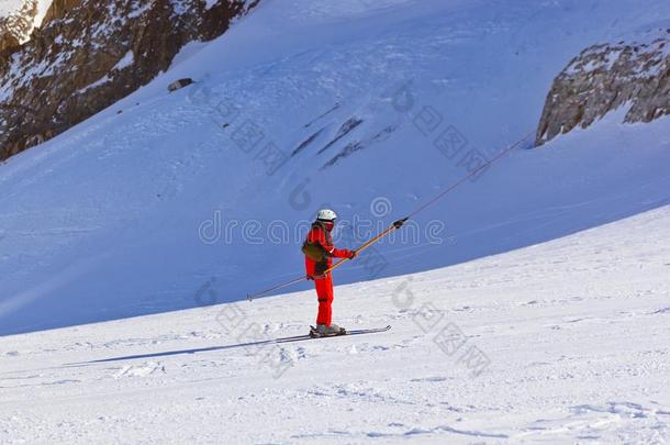 滑雪的人在山滑雪求助因斯布鲁克-奥地利