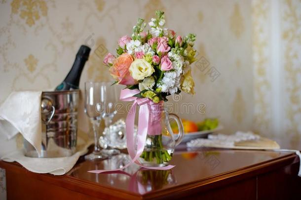 香槟酒和新婚的花束同样地婚礼装饰