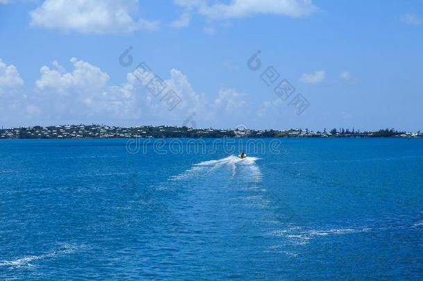 小船<strong>超速</strong>行驶穿过百慕大群岛湾