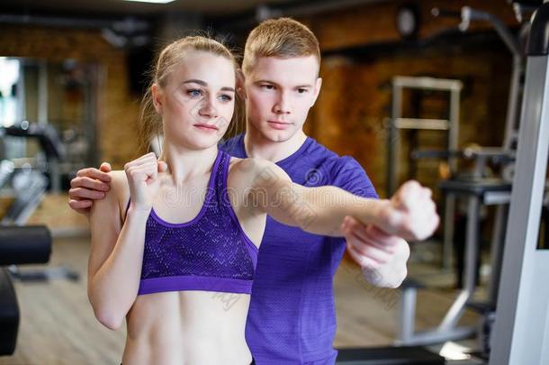 女运动家列车拳击和教练采用指已提到的人健身房.