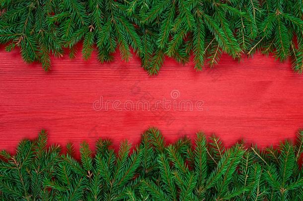 红色的圣诞节背景.圣诞节冷杉树向红色的木制的后面