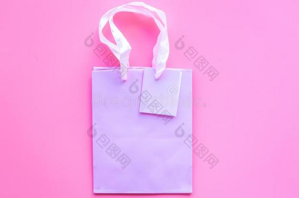 粉红色的购物袋向粉红色的背景顶看法假雷达共空间