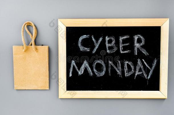 字计算机的<strong>星期一</strong>书面的向黑板和纸袋为商店