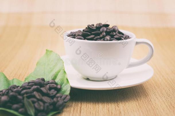 咖啡豆杯子和咖啡豆豆和咖啡豆树叶