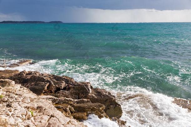 有<strong>暴风雨</strong>的多岩石的<strong>海滩</strong>采用伊斯的利亚,克罗地亚.