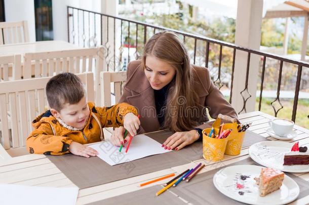 妈妈和男孩绘画有色的铅笔