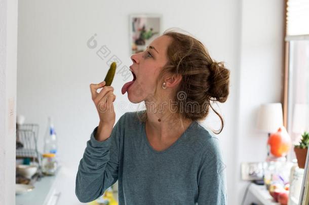 年幼的女人吃腌菜
