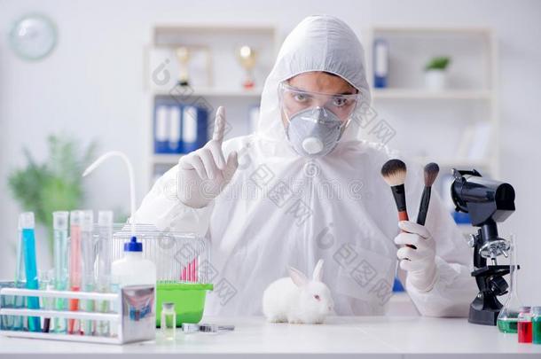 指已提到的人科学家做动物实验采用实验室和兔子