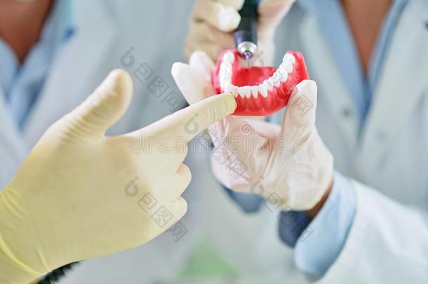 牙齿的假体,补齿,弥补术使工作.弥补术手