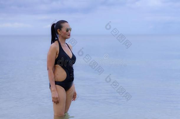 女人形状漂亮的withl比基尼式游泳衣向海滩在禁止克鲁特海滩